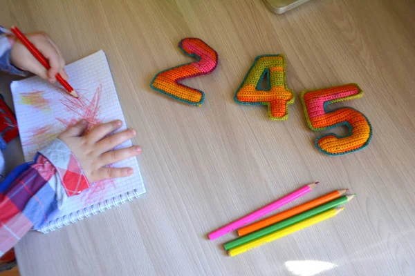 Enfant Peint Avec Des Crayons Concept Éducation — Photo