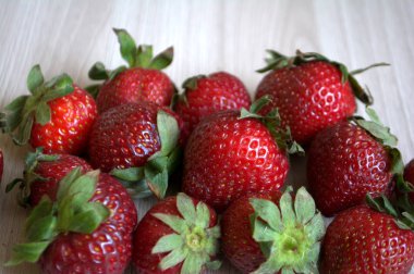Çilek masanın üzerinde. Yaz berry