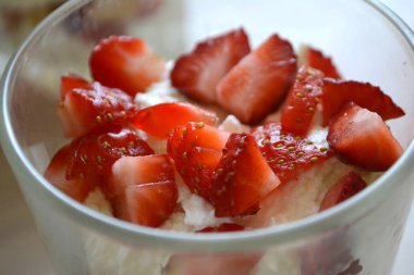 Tatlı süzme peynir ve çilek ile. Yakın çekim