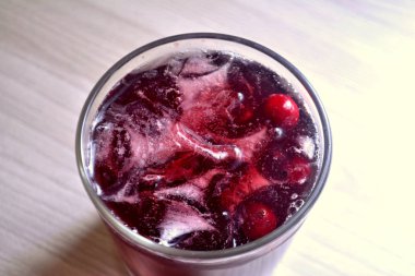 Kızılcık suyu. Ferahlık yaz içeceği.