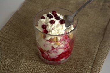 İsveç kirazı ile krem peynir. Tatlı 