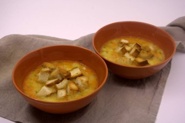 Bezelye çorbası masanın üzerinde. Vejetaryen yiyecekler