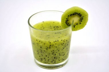 Açık renkli olarak kivi ile güler yüzlü. Yeşil smoothie. Sağlıklı gıda