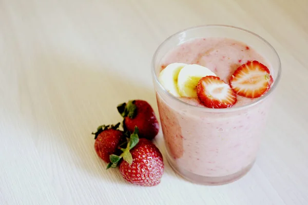 草莓和香蕉冰沙 健康食品 — 图库照片