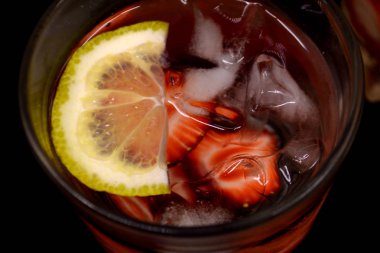 çilek limonata yakın çekim siyah arka plan üzerine