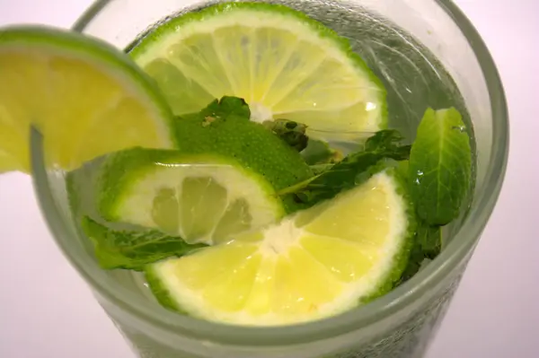 Limonade Mit Limette Und Minze Aus Nächster Nähe Sommergetränk — Stockfoto