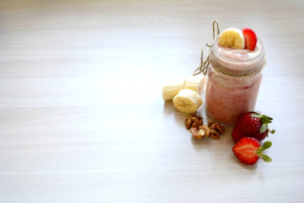 Muz Çilek Açık Renkli Fındık Ile Smoothies — Stok fotoğraf