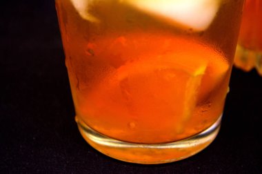 Buzlu çay limon ve portakal. Serinletici içecekler. Yakın çekim