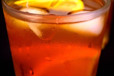 Buzlu çay limon ve portakal. Serinletici içecekler. Yakın çekim