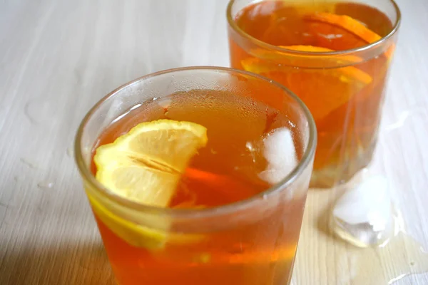 Παγωμένο Τσάι Λεμόνι Και Πορτοκάλι Δροσιστικά Ποτά Λεμονάδα — Φωτογραφία Αρχείου
