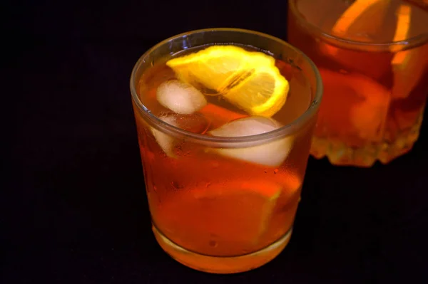 Chá Gelado Com Limão Laranja Bebidas Refrescantes Fundo Preto — Fotografia de Stock