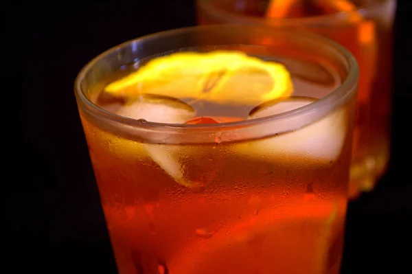 Buzlu Çay Limon Portakal Serinletici Içecekler Siyah Arka Plan — Stok fotoğraf