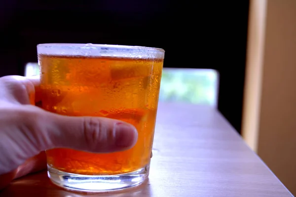 Buzlu Çay Limon Portakal Elinde Serinletici Içecekler — Stok fotoğraf