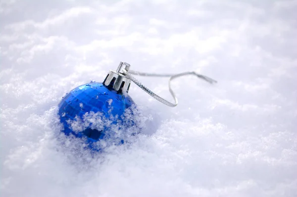 Μπλε Χριστουγεννιάτικη Μπάλα Στο Χιόνι — Φωτογραφία Αρχείου