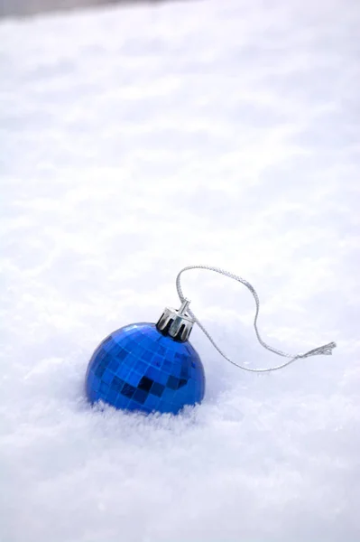 Kék Karácsonyi Labda Hóban Másold Helyet — Stock Fotó