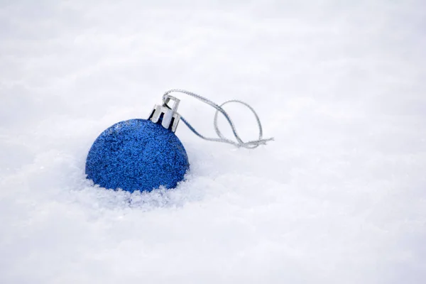 Голубой Рождественский Шар Снегу — стоковое фото