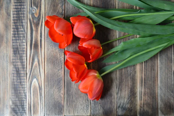 Ramo Tulipanes Rojos Sobre Fondo Madera Flores Primavera Día Madre —  Fotos de Stock