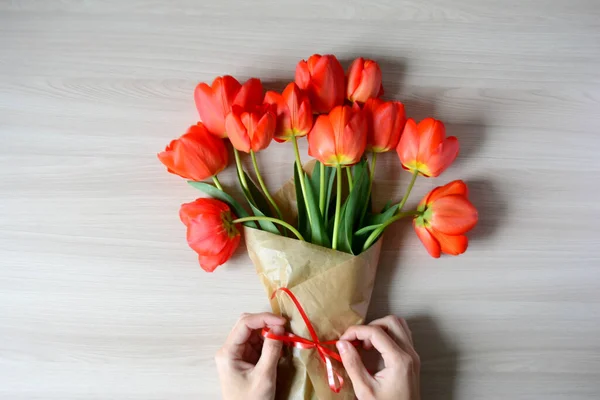 Női Kéz Hogy Egy Csokor Vörös Tulipán Egy Háttér Tavaszi Stock Kép