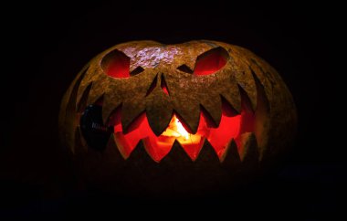 Siyah arka planda Cadılar Bayramı balkabağı