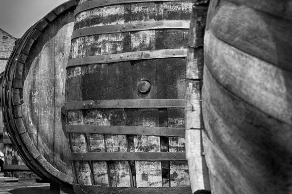 금속 고리와 와인에 대 한 오래 된 나무로 되는 배럴 — 스톡 사진