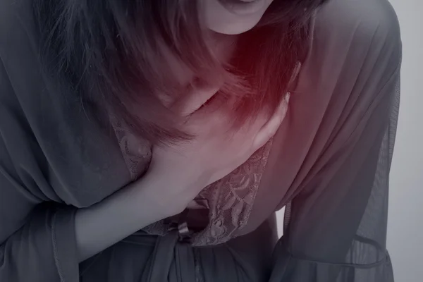Kvinnan kramade bröstet — Stockfoto
