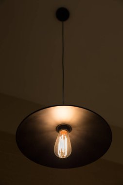 Modern bir kafede yanan lambalar.