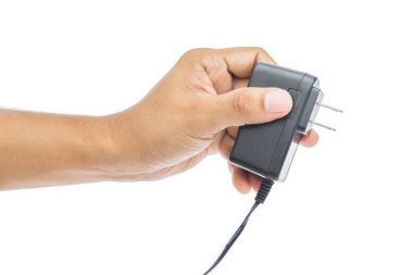 Beyaz arka plan üzerinde izole güç elektrik fişi tutan el