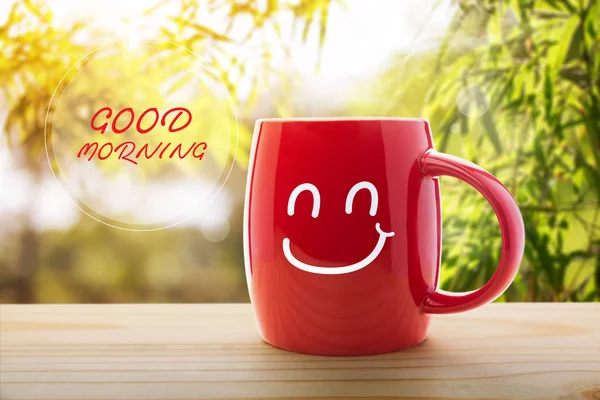 Tasse à café rouge porche avant vide le matin . — Photo