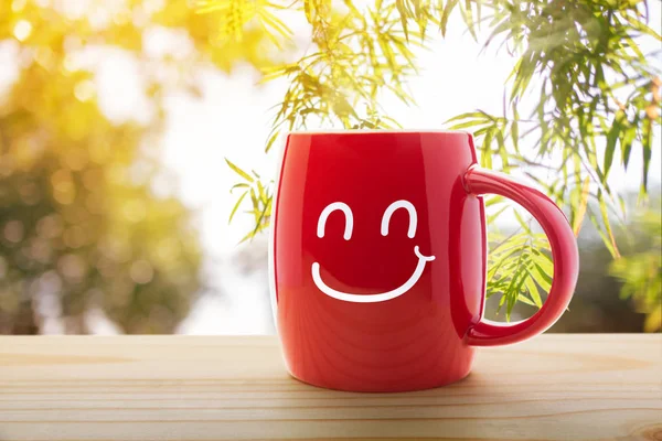 Красный кофе стакан пустой переднее крыльцо утром — стоковое фото