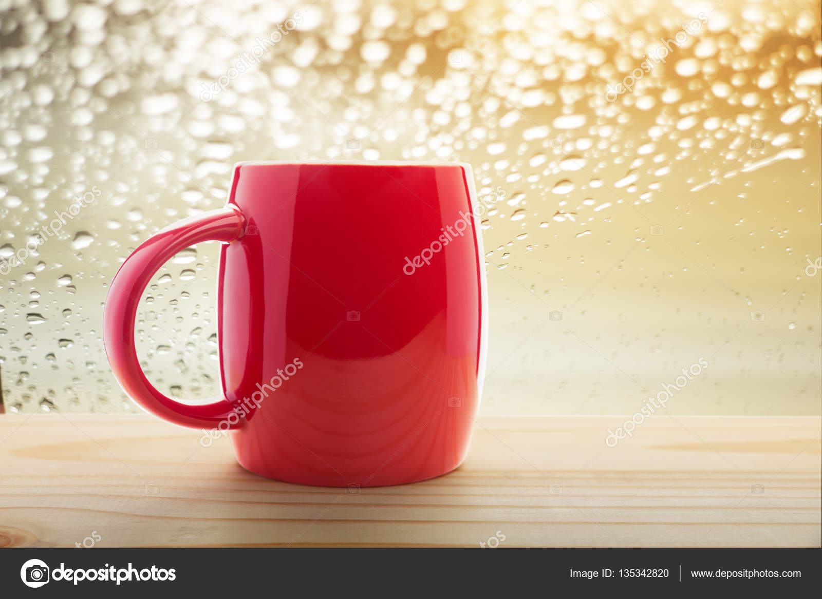 赤コーヒー カップ空玄関朝 ストック写真 C Tharakorn