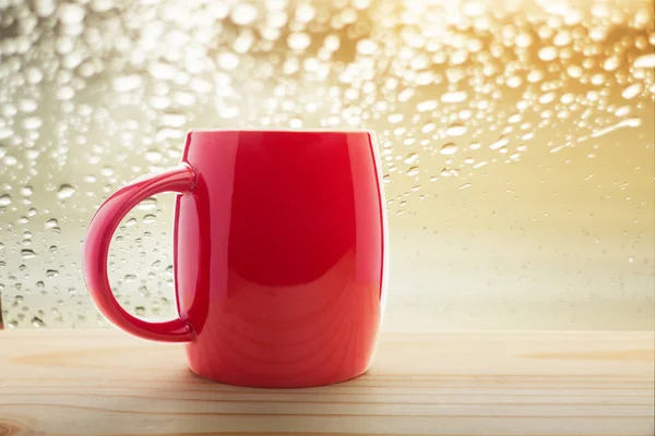 Taza de café rojo porche delantero vacío por la mañana —  Fotos de Stock