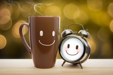 Yağmurlu bir gün pencere arka plan üzerinde dumanı tüten kahve fincanı