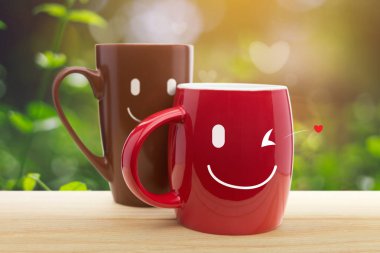 Bahçede çift mutlu kupalar