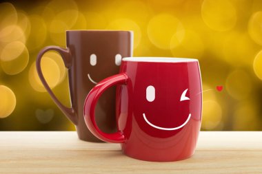 Bahçede çift mutlu kupalar