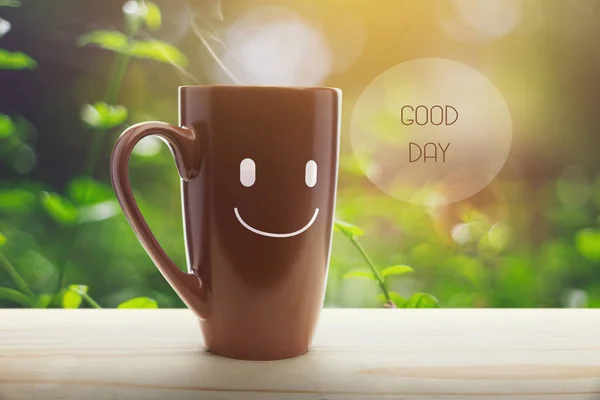 Tasse brune de café avec un sourire heureux — Photo
