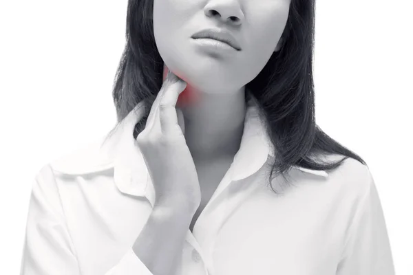 Dolor de garganta de una mujer. Tocando el cuello — Foto de Stock