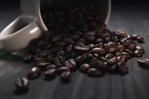 Kaffebönor på träbord — Stockfoto