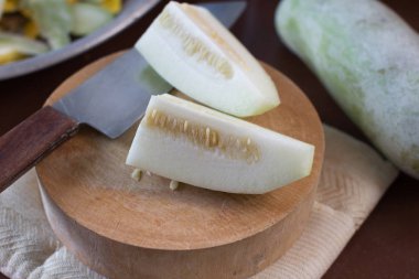 Doğrama kurulu üzerinde kesme kış kavun hazırlamak yemek pişirmek için