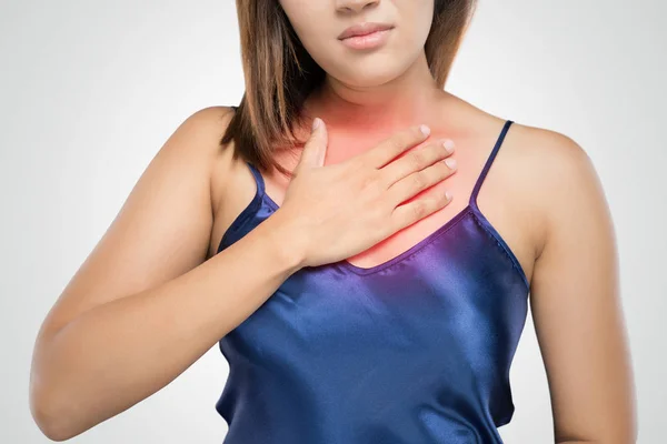 Donna con reflusso di acido sintomatico o bruciore di stomaco — Foto Stock