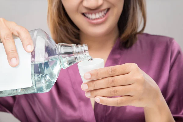 Kvinnan använda munvatten efter tandborstning — Stockfoto