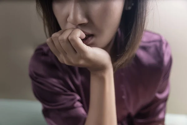 Pecandu narkoba wanita di kamar. — Stok Foto