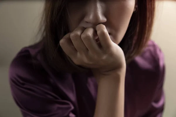 Tossicodipendenza femminile in camera — Foto Stock