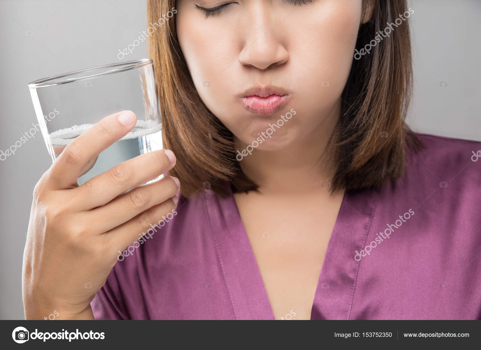 Woman rinsing and gargling while using mouthwash from a glass — Stock
