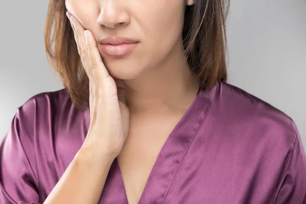 Primo piano di bella giovane donna che soffre di mal di denti — Foto Stock