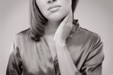 Boğaz boynunu dokunmadan closeup kızla
