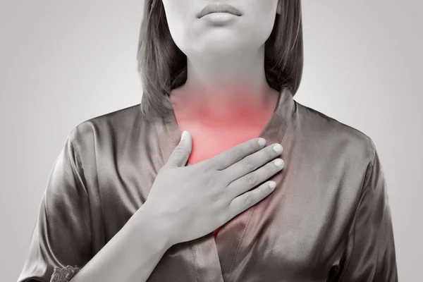 Kvinnan lider av sura uppstötningar eller halsbränna. Gastroesofageal — Stockfoto