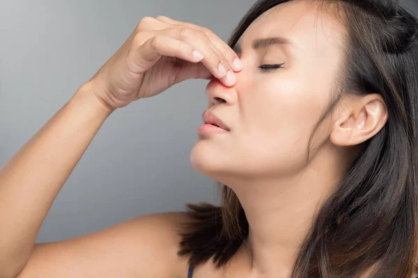 Die asiatische Frau verletzt ihre Nase, weil sie erkältet ist. — Stockfoto