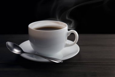 Beyaz kahve fincanı dumanlı