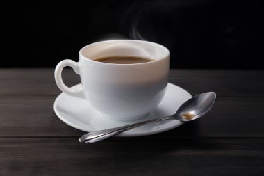 Beyaz kahve fincanı dumanlı