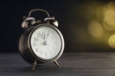 Bokeh arka plan ile masada retro çalar saat.